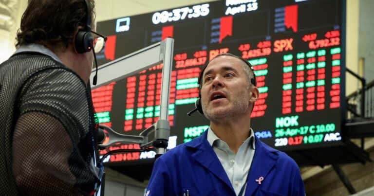 A contramano de la región, los bonos argentinos siguen en verde y el riesgo país baja otro escalón y el dólar cede a $ 1.385