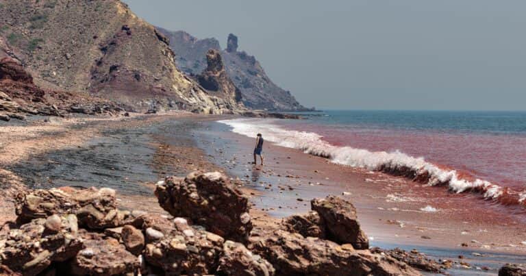La impactante playa donde el mar se tiñe de rojo como la sangre y el suelo se puede comer