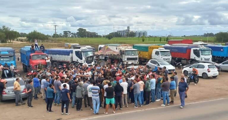 En plena cosecha, transportistas protestan a la vera de las rutas en reclamo de la actualización de la tarifa de carga granos