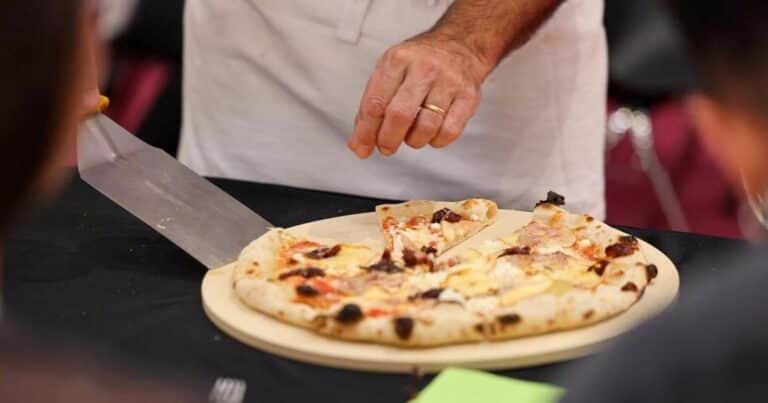 Luigi Foria, maestro pizzero italiano: “La mozzarella se echa a la pizza cinco minutos antes de terminar la cocción»
