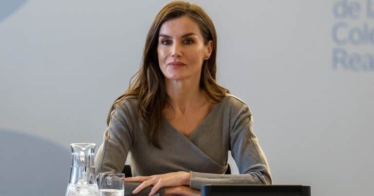 Es reina y a los 53 años decidió mostrarse con canas en público: el gesto que rompe una norma