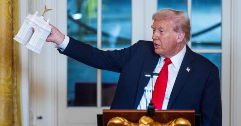 Donald Trump quiere construir un Arco del triunfo con una figura alada, águilas y leones