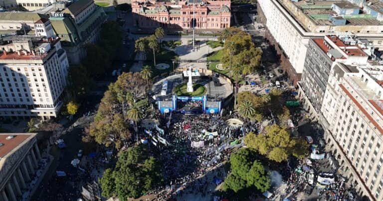 La CGT marchó por el Día del Trabajador: llamó a profundizar «la lucha» contra el modelo económico pero pateó la definición de un nuevo paro
