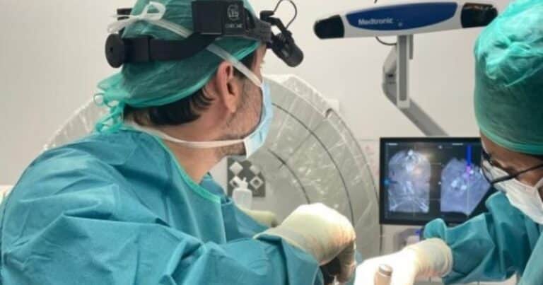 Corrigen una escoliosis severa en una mujer de 80 años mediante una técnica mínimamente invasiva