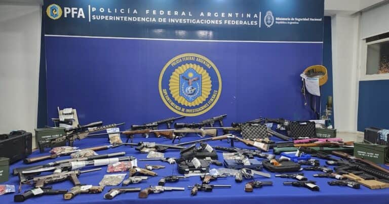 Cayó una banda que traficaba armas con ex empleados del RENAR: 140 allanamientos, 35 detenidos y un arsenal con escopetas y ametralladoras