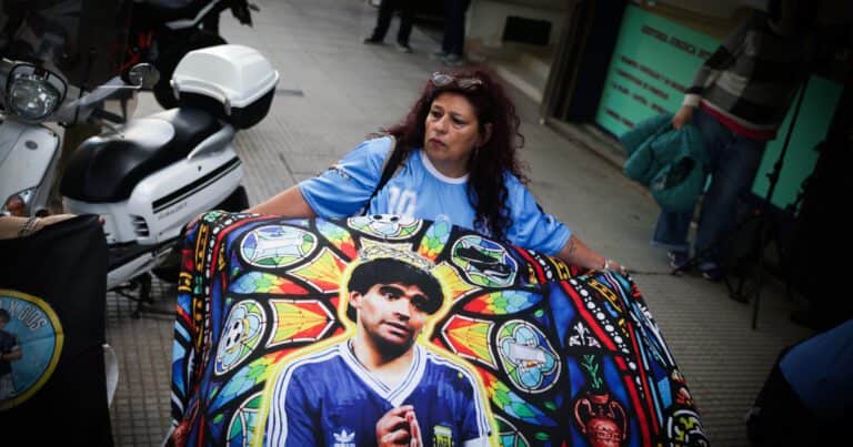 Arranca el segundo juicio por la muerte de Maradona: los fanáticos que piden justicia y la llegada de los acusados y familiares