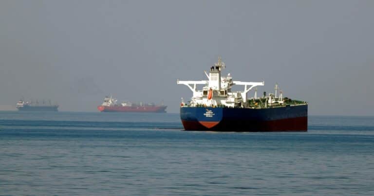 El petróleo se derrumba 10% y cae por debajo de los US$ 90 tras la reapertura del estrecho de Ormuz