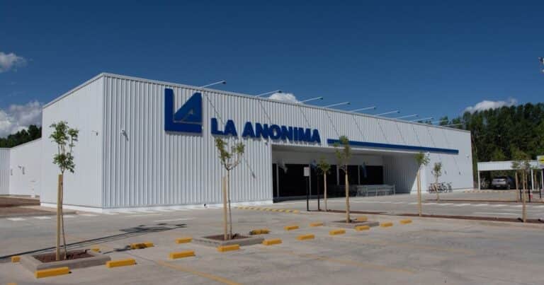 Una cadena de supermercados argentina compró una empresa en Uruguay que opera en zonas francas