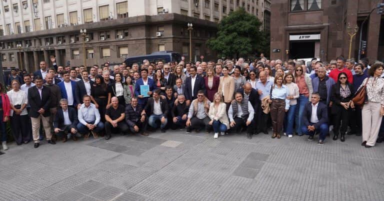 Intendentes peronistas marcharon contra Caputo por el precio del combustible y la falta de obras: «Es un robo»