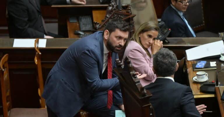 «¿Qué está esperando para renunciar?»: el duro cruce con corte de micrófono entre Martín Menem y un diputado radical en el informe de Adorni