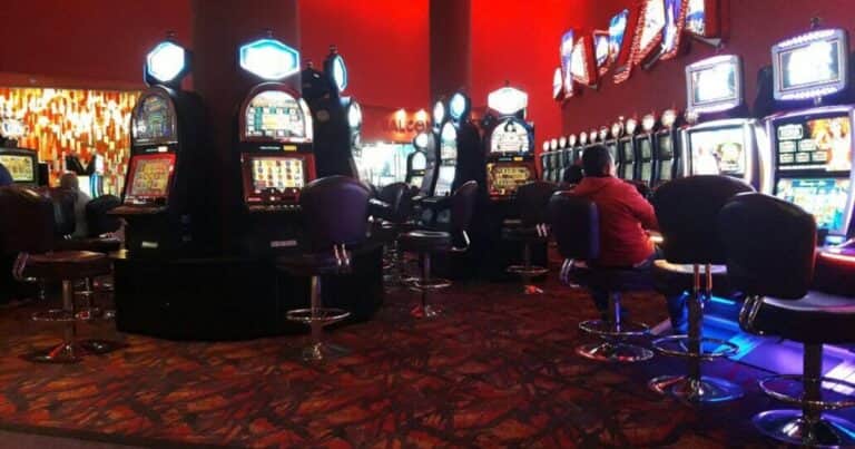 Robó 3 millones de pesos en la catedral de Venado Tuerto y lo atraparon mientras apostaba en el casino de Rosario