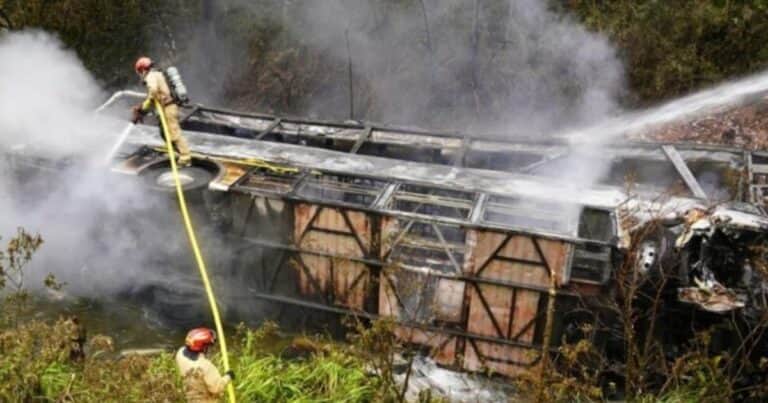 Un colectivo perdió el control en una ruta de Ecuador y cayó por un barranco: 11 muertos y más de 20 heridos