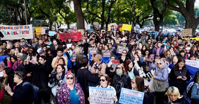 Discapacidad: familias y trabajadores del sector protestan frente al Ministerio de Salud contra la reforma impulsada por el Gobierno