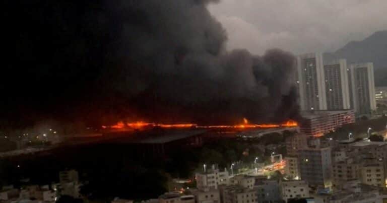 Impresionante incendio en la automotriz china que vende más autos en el mundo: el fuego empezó en un depósito de autos eléctricos