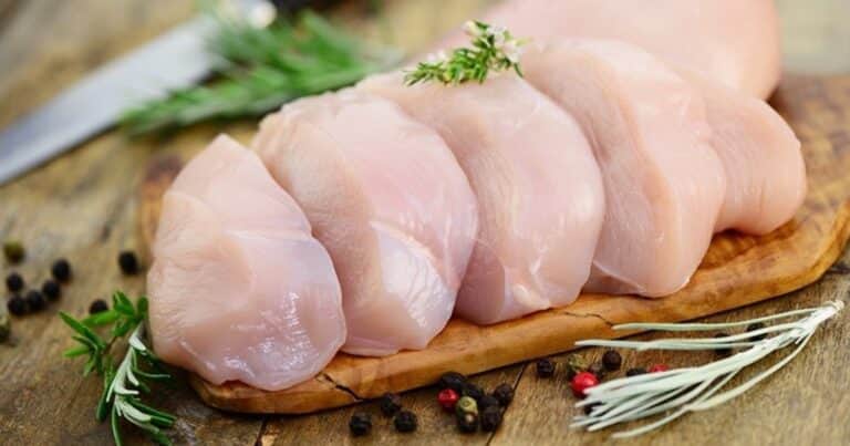Un simple chorrito de vinagre puede cambiar tu pechuga de pollo: el secreto que recomiendan los expertos