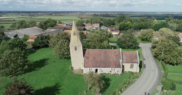 La torre de una iglesia rural se inclina más que la de Pisa