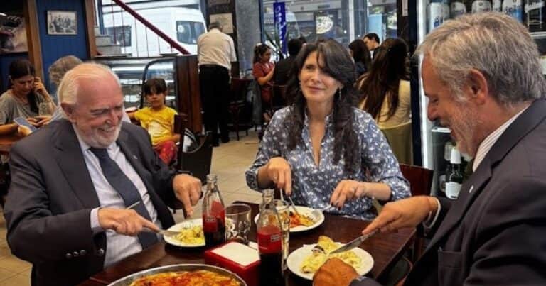 Elección en el Colegio de Abogados: Ricardo Gil Lavedra y su candidata cerraron la campaña con una atípica postal en una pizzería
