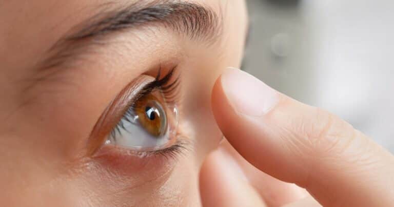 Crean una lente inteligente que libera tratamiento sola y podría cambiar el control del glaucoma