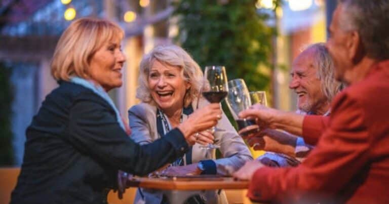 ‘Active seniors’: el perfil de los adultos mayores con alto poder de consumo y vida digital