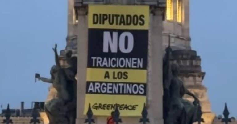 Activistas de Greenpeace protestaron frente al Congreso contra la modificación de la Ley de Glaciares: hay detenidos
