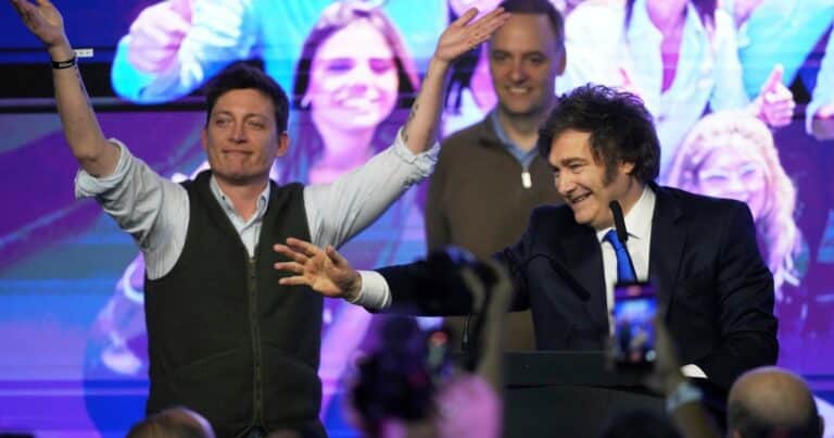 Santiago Caputo manejó la estrategia tras la campaña rusa para desprestigiar al Presidente