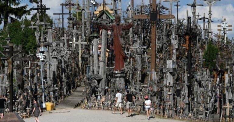 La increíble colina en Lituania que contiene 200.000 cruces