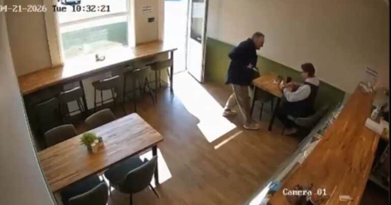 Un hombre entró a un café, apuñaló a un cliente y sucedió algo increíble