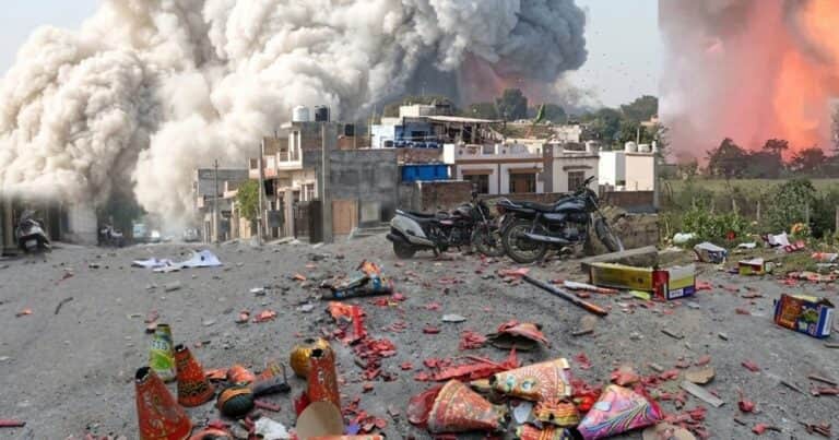 Potente explosión en cadena en una fábrica de fuegos artificales en India: hay al menos 13 muertos y más de 40 heridos