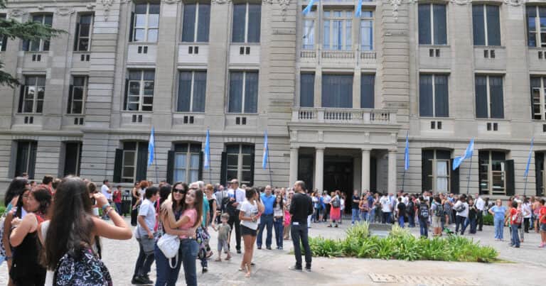 El Gobierno denuncia un acto del Instituto Patria en un colegio secundario y advierte al rector de la Universidad de La Plata por adoctrinamiento político
