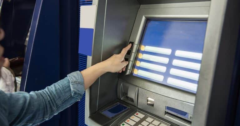 ¿Cambia el límite para extraer dinero de cajeros automáticos en abril?: en qué bancos aplica