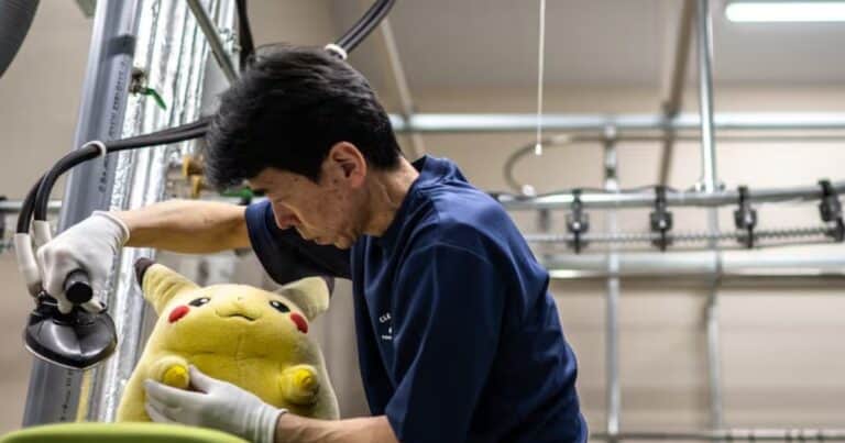 «Spa para peluches»: el anuncio de una empresa de limpieza que viralizó las redes en Japón