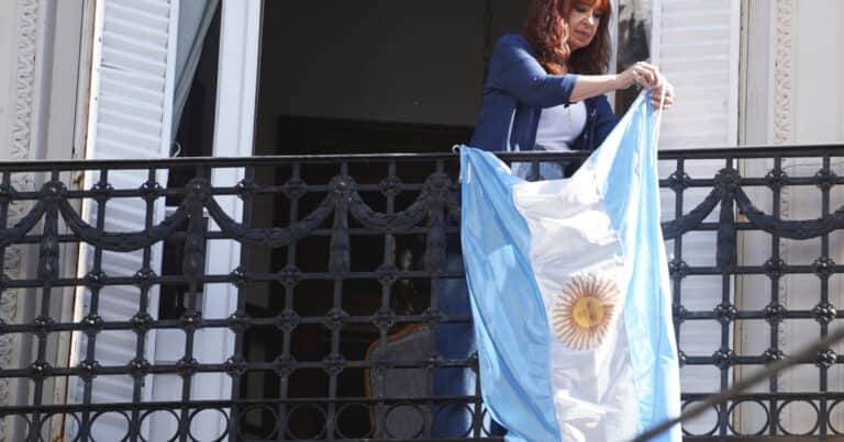 El Gobierno irá a la Corte para impedir que Cristina Kirchner siga cobrando la pensión de Néstor Kirchner