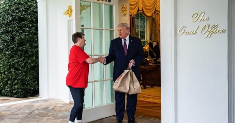 La increíble entrega de una hamburguesa a Donald Trump en la Casa Blanca