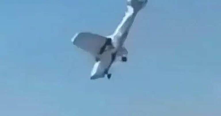 Una avioneta se estrella en plena ciudad tras chocar contra un poste de luz: el video grabado por los transeúntes y el peligroso rescate del piloto