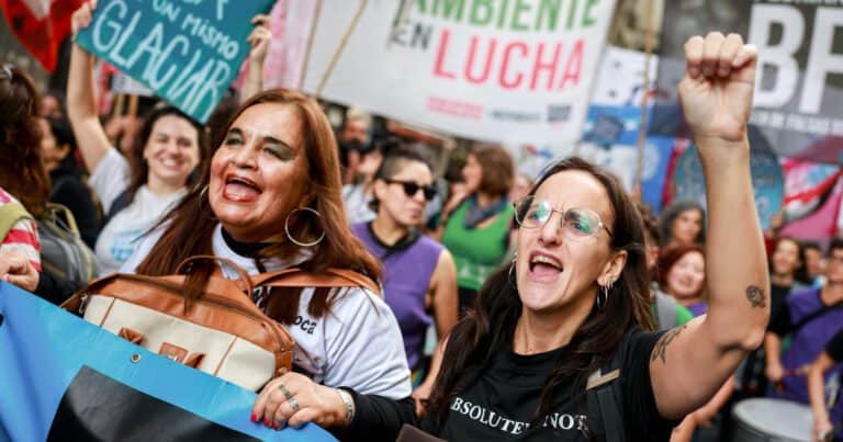Ley de Glaciares: tensión y empujones en la marcha en rechazo al proyecto frente al Congreso