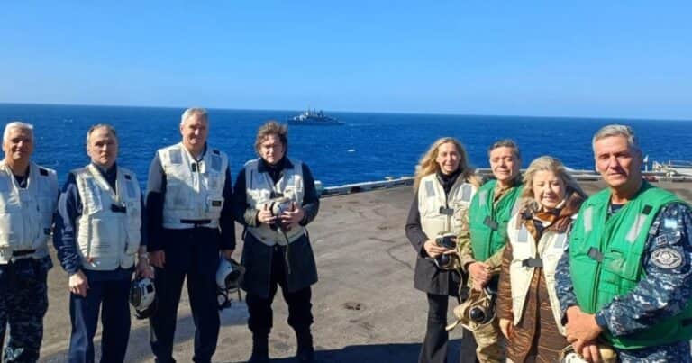Relaciones militares con Estados Unidos: del Kitty Hawk «menemista» al portaaviones nuclear en tiempos de Milei