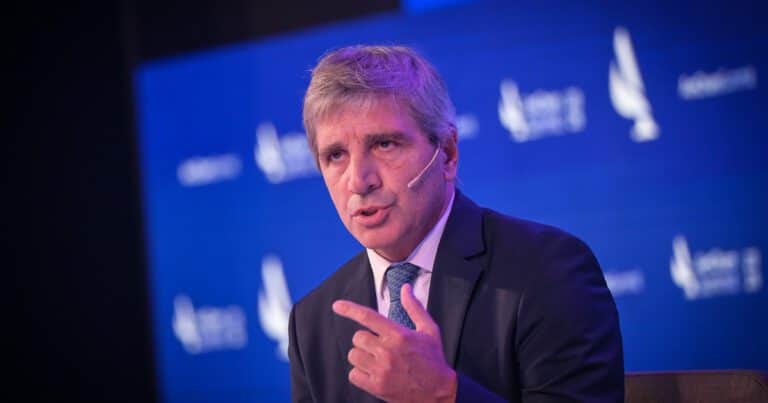 Caputo reiteró que la inflación se desacelerará desde abril y prometió que se vienen «los mejores 18 o 20 meses de la Argentina en las últimas décadas»