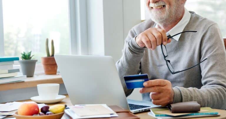 Préstamos personales para jubilados en abril: cómo tramitarlos, cuál es la tasa de interés y qué bancos los ofrecen