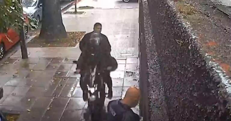 Llevó un paquete con dólares a Núñez y fue emboscado por motochorros: baleó a uno de los ladrones, que le suplicó por su vida