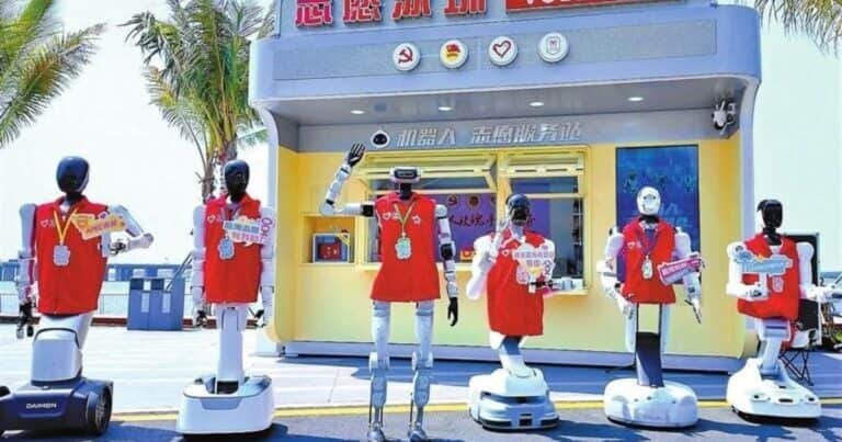 China despliega robots en parques que patrullan, guían y asisten a los visitantes