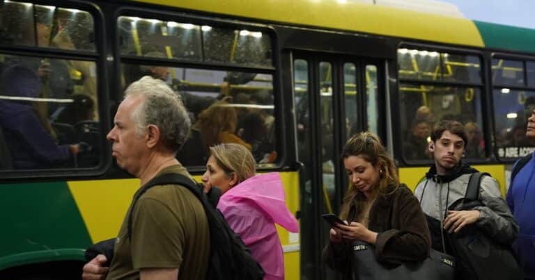 El Gobierno quiera evitar que escale el conflicto con el servicio de colectivos y convocó a las empresas a una reunión el jueves
