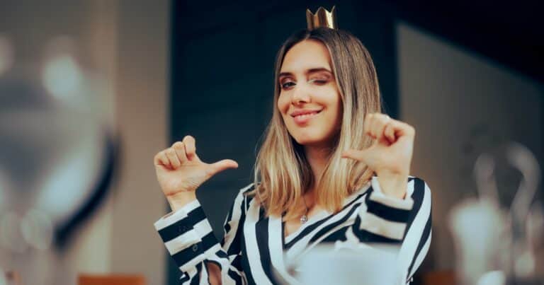 Psicólogos y expertos en comportamiento humano revelan qué significa que una persona solo hable de sí mismo
