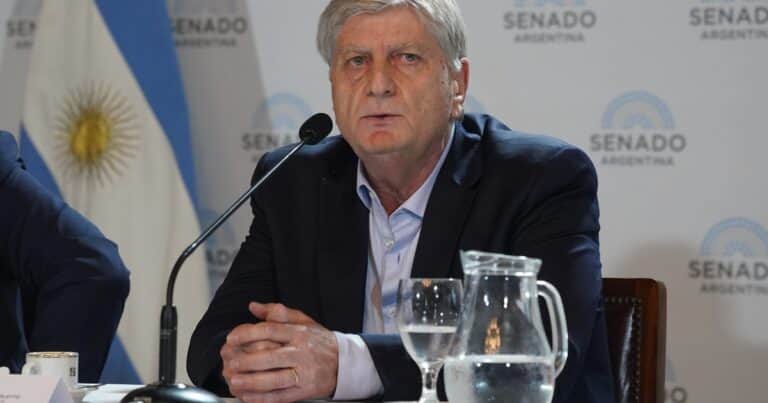 El gobernador de La Pampa anunció que acudirá a la Justicia para frenar la Ley de Glaciares