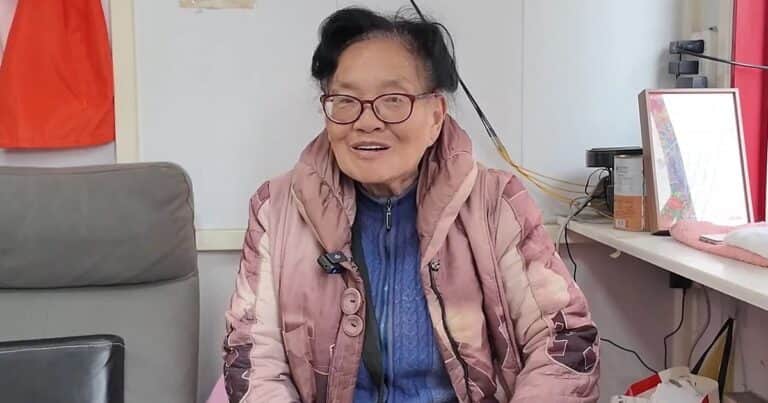 «La princesa de la cabina telefónica»: a los 83 años, una mujer pasa la mitad del día gestionando dos teléfonos por una profunda razón