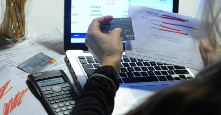 Las tasas no aflojan y la deuda de las familias con billeteras tocó un récord: el 30% tiene al menos tres meses de demora
