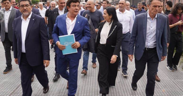 Intendentes del conurbano alertan por la caída de la recaudación y la mayor demanda de asistencia, pero aseguran que no hay riesgo de estallido