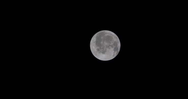 Los astronautas de Artemis II, de la NASA, vislumbraron el «Gran Cañón» de la Luna antes de histórico sobrevuelo lunar