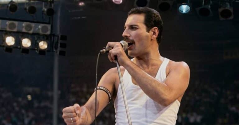 Sale a subasta el icónico micrófono dorado que usaba Freddie Mercury