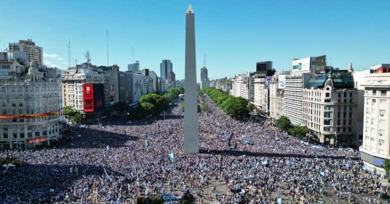 Émile Durkheim, filósofo y sociólogo francés: «La sociedad es más que la suma de los individuos»