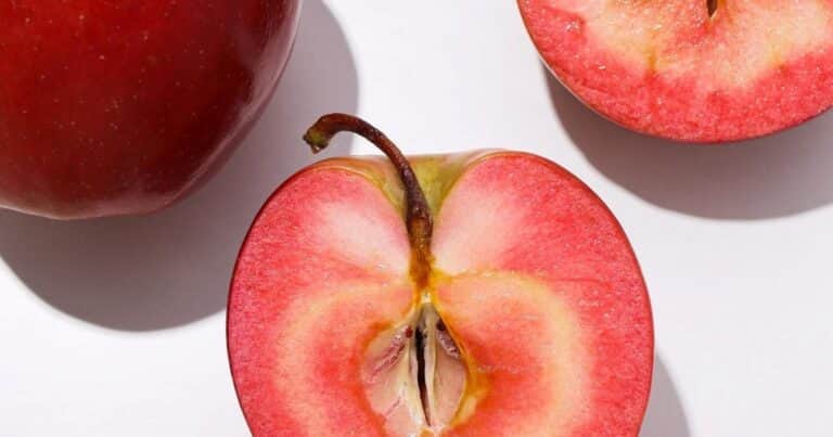 La manzana roja por dentro que ya se cultiva en Argentina y sorprende por sus beneficios